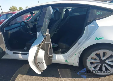 2021 Tesla Model 3 Long Range Dual Motor All-Wheel Drive z USA, uszkodzony, nr VIN 5YJ3E1EB8MF005923